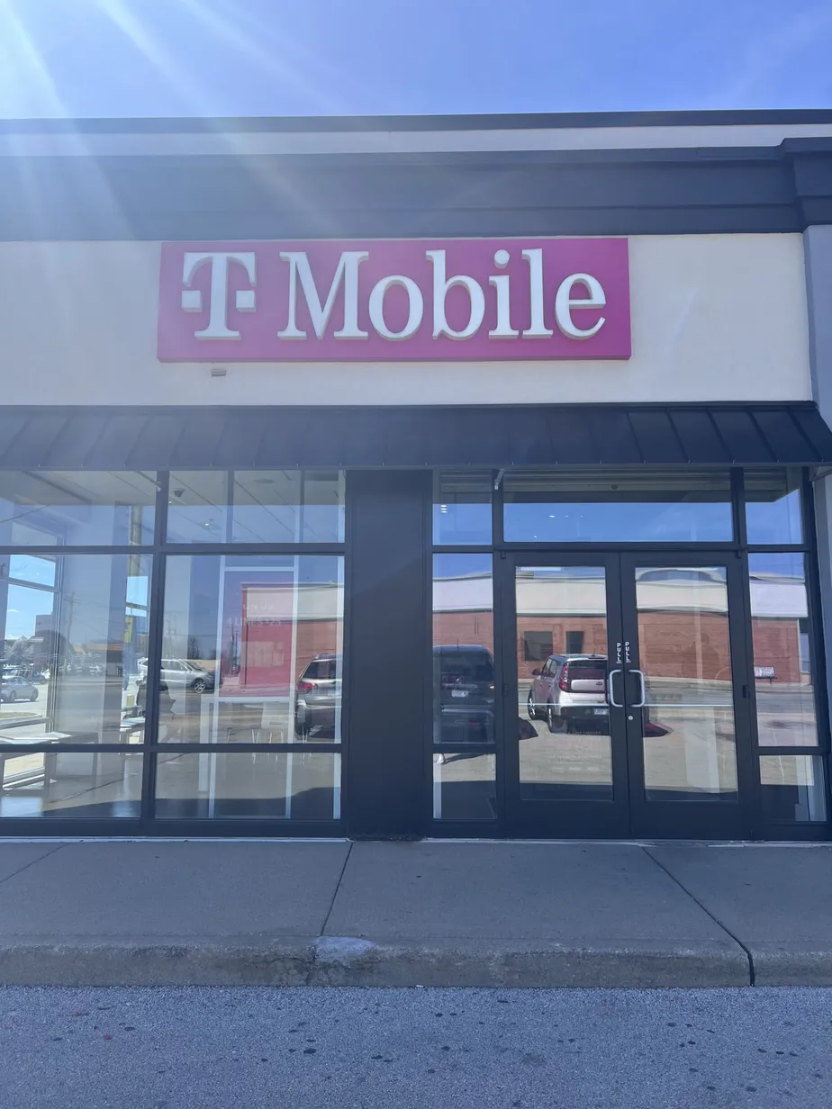 Foto del exterior de la tienda T-Mobile en Harlem & Cermak, North Riverside, IL