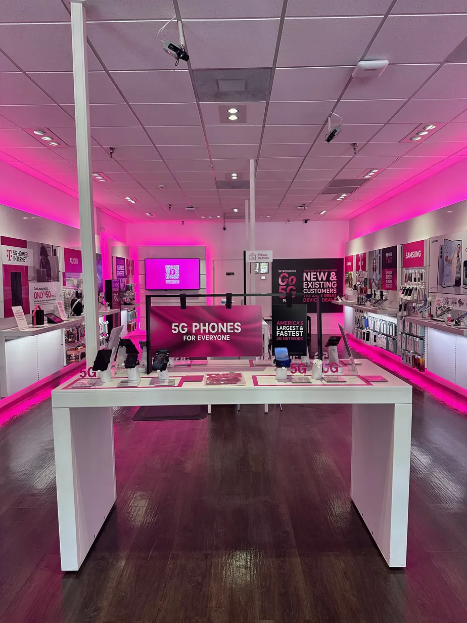  Interior photo of T-Mobile Store at Nob Hill & Sunrise, Plantation, FL 