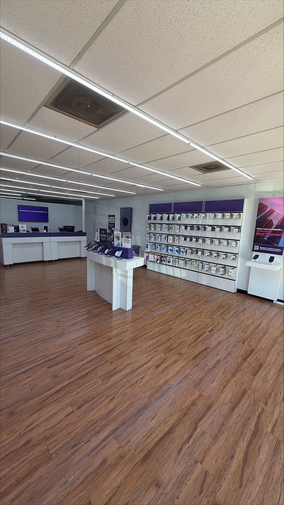 Metro by T-Mobile 420 W Greens Rd - 420 W Greens Rd 