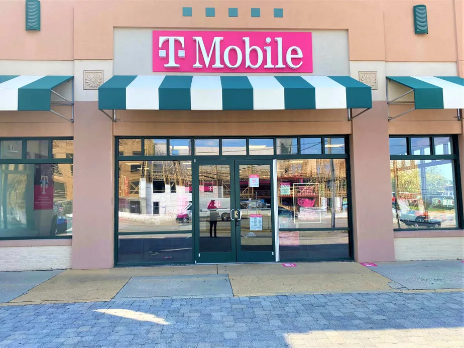 Exterior photo of T-Mobile store at Richmond Hwy & Fairview Dr, Alexandria, VA