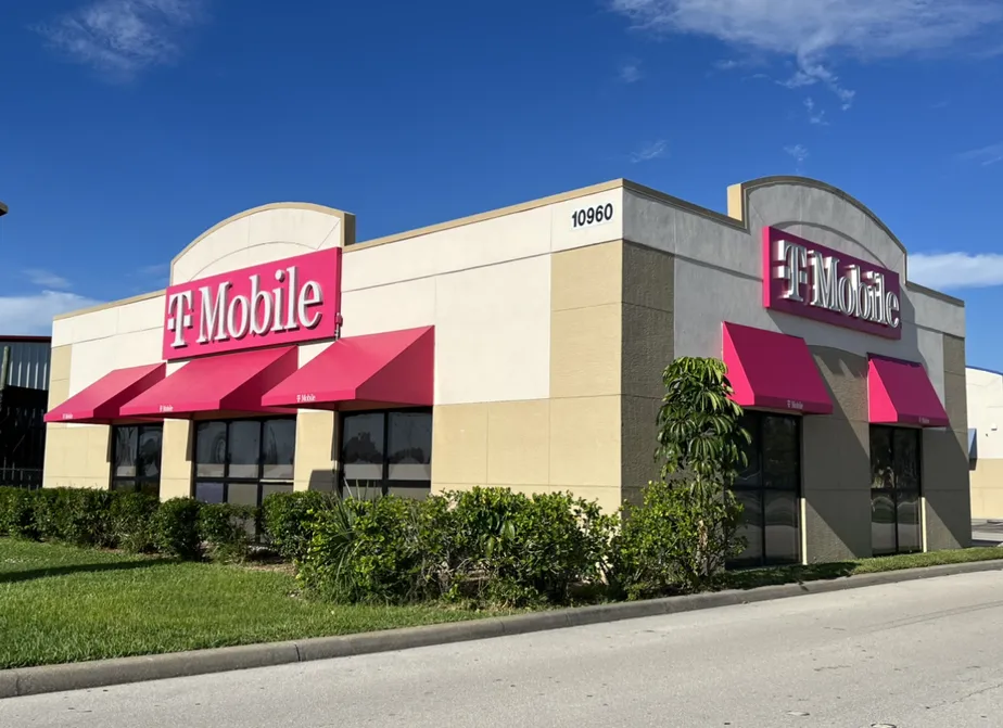 Exterior photo of T-Mobile Store at S Cleveland Ave & Dana Dr, Fort Myers, FL