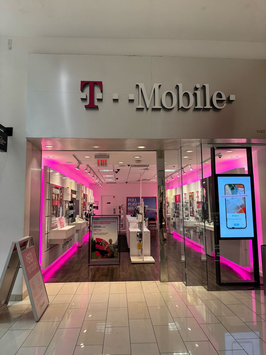 Exterior photo of T-Mobile Store at Glendale Galleria, Glendale, CA