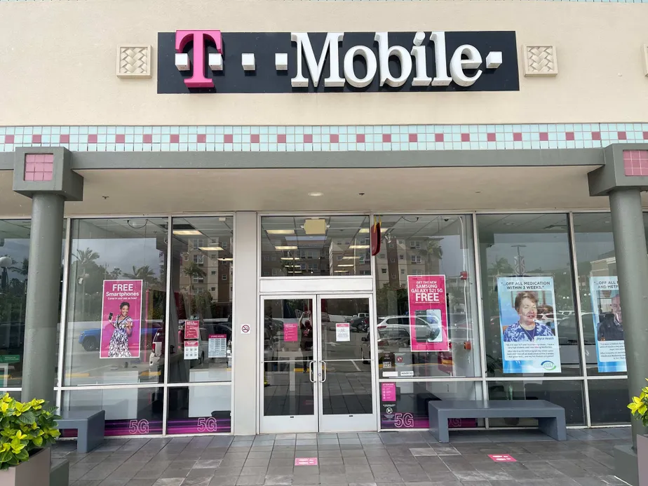 Exterior photo of T-Mobile store at Kamehameha Hwy & Acacia Rd 2, Pearl City, HI