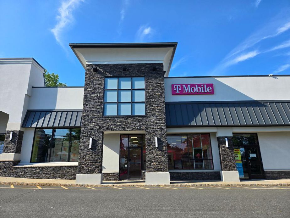 Exterior photo of T-Mobile Store at Rte 35- Middletown, Middletown, NJ