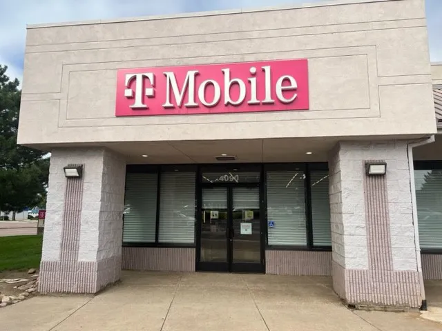 Foto del exterior de la tienda T-Mobile en Austin Bluff Pky & Siferd Blvd, Colorado Springs, CO