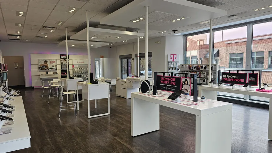 Foto del interior de la tienda T-Mobile en Oak Square, Brighton, MA