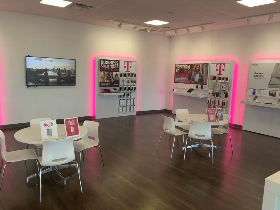 Foto del interior de la tienda T-Mobile en Vine St & 45th St, Hays, KS