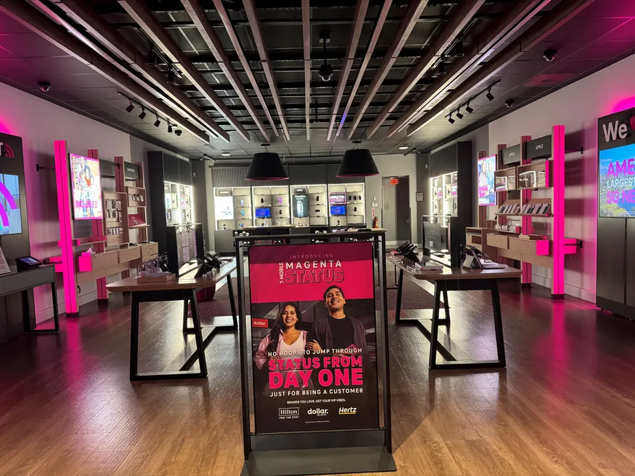 Foto del interior de la tienda T-Mobile en Boardwalk, Round Rock, TX