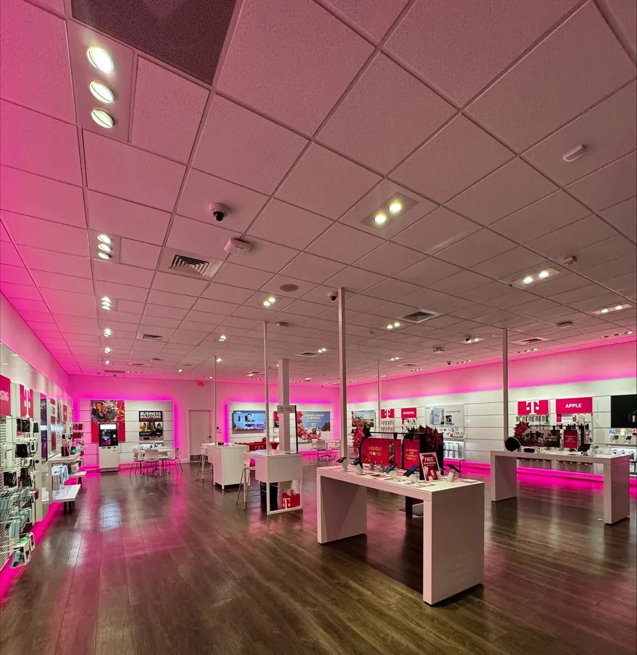 Foto del interior de la tienda T-Mobile en W University Dr & S Sugar Rd, Edinburg, TX