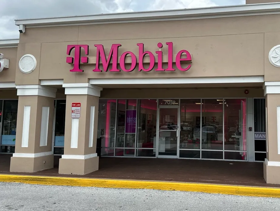 Exterior photo of T-Mobile Store at Radio Rd & Devonshire Blvd, Naples, FL 