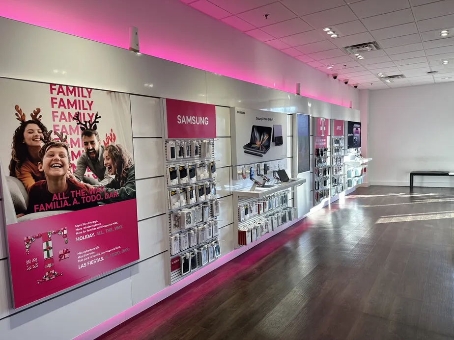 Foto del interior de la tienda T-Mobile en Belcrest Rd, Hyattsville, MD