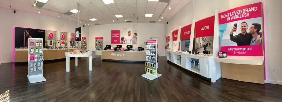Foto del interior de la tienda T-Mobile en Durfee Road & Rush St, South El Monte, CA
