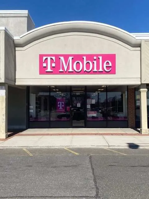 Foto del exterior de la tienda T-Mobile en W Montauk Hwy & Brookvale Ave 2, West Babylon, NY