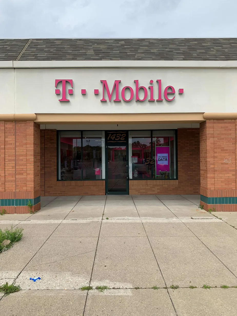 Foto del exterior de la tienda T-Mobile en Main & Nw Washington Blvd., Hamilton, OH
