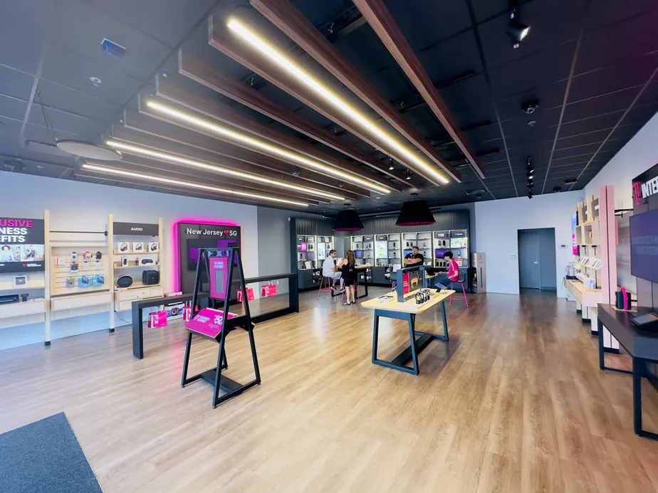 Foto del interior de la tienda T-Mobile en ITC Crossing South, Flanders, NJ
