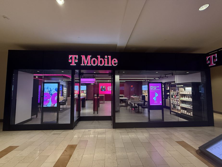  Exterior photo of T-Mobile Store at Bellevue Square, Bellevue, WA 