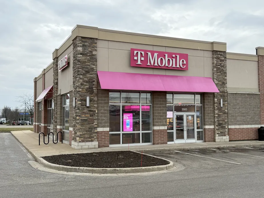  Exterior photo of T-Mobile Store at Shops at Centerpoint, Kentwood, MI 
