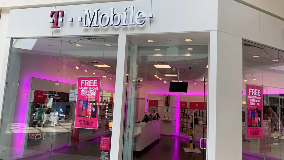 Exterior photo of T-Mobile store at Fashion Outlets Of Chicago, Rosemont, IL