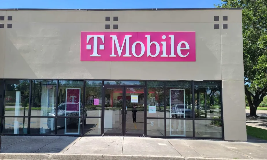 Exterior photo of T-Mobile Store at Barataria Blvd & Lapalco Blvd, Marrero, LA
