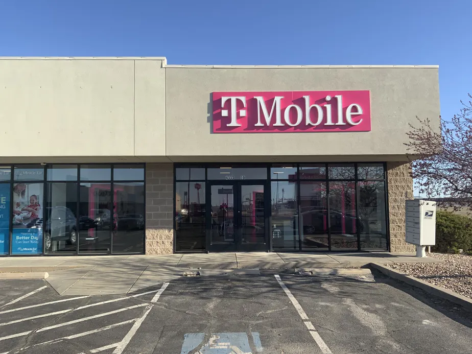 Foto del exterior de la tienda T-Mobile en Vine St & 45th St, Hays, KS