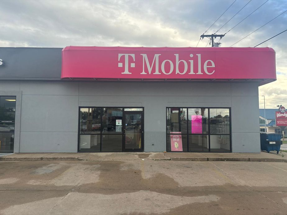 Exterior photo of T-Mobile Store at Broadway St & N 36th St, Quincy, IL