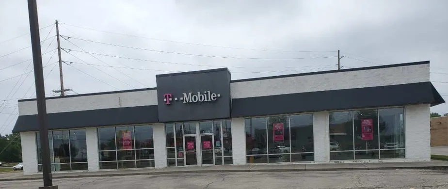 Exterior photo of T-Mobile store at Harrisburg & Eakin, Columbus, OH
