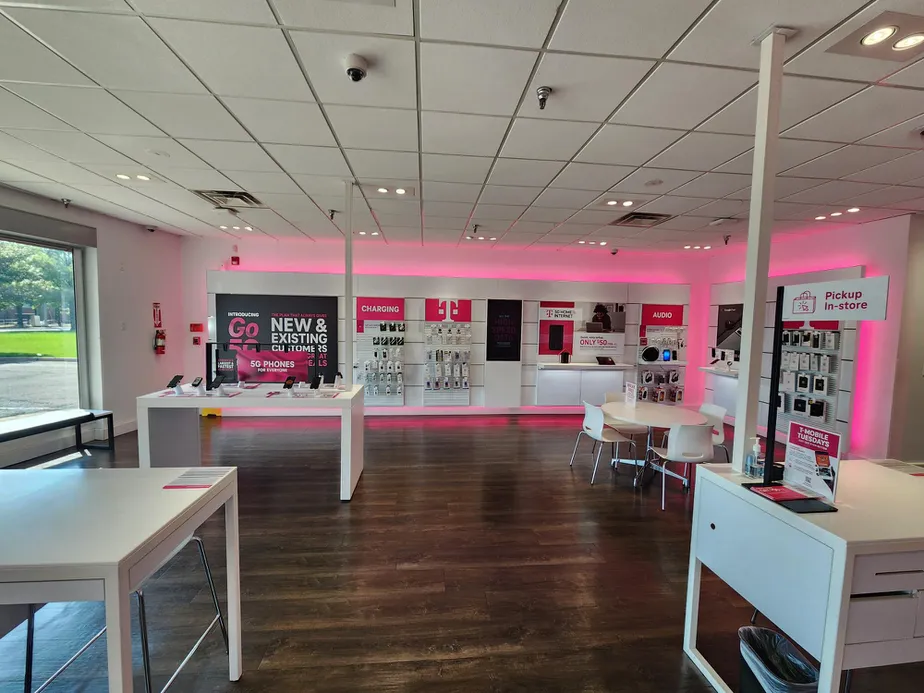 Foto del interior de la tienda T-Mobile en 5 Points West, Birmingham, AL