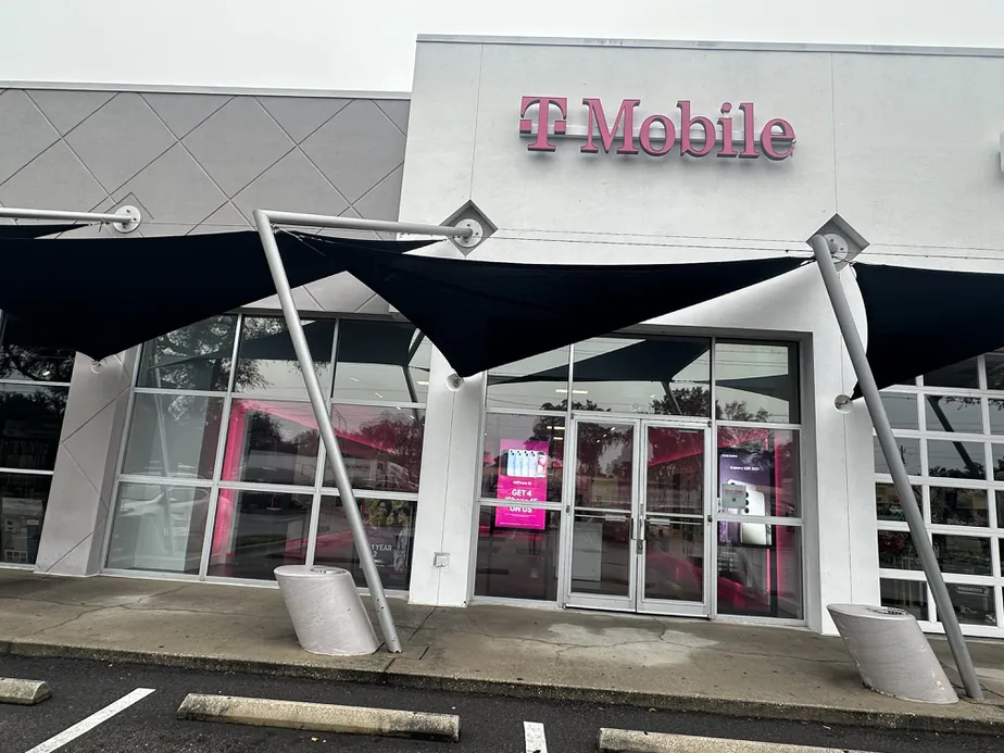 Foto del exterior de la tienda T-Mobile en SR 60 & Providence Road, Brandon, FL