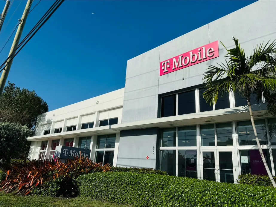  Exterior photo of T-Mobile Store at Biscayne Blvd & NE 178th St, Aventura, FL 