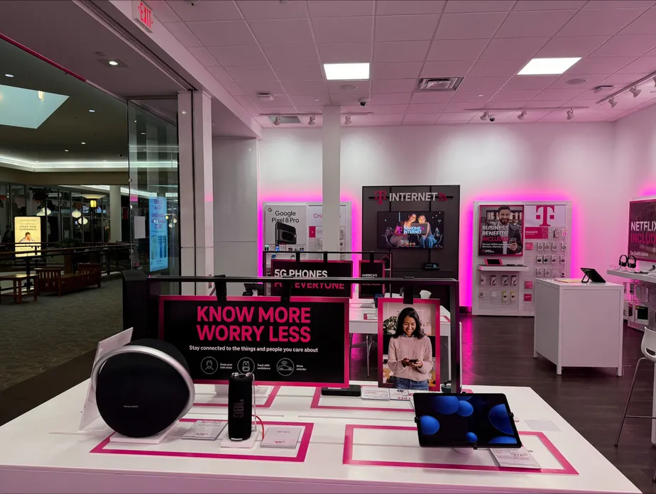 Foto del interior de la tienda T-Mobile en Eden Prairie Center, Eden Prairie, MN