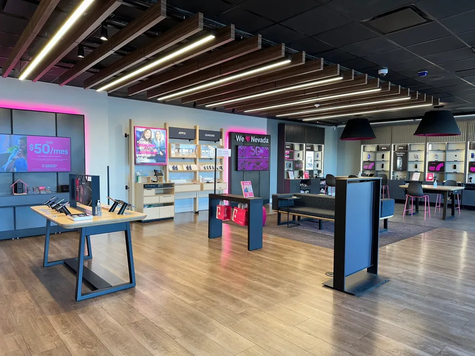 Foto del interior de la tienda T-Mobile en Charleston & Lamb, Las Vegas, NV