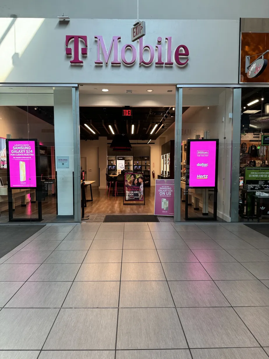 Foto del exterior de la tienda T-Mobile en Jersey Gardens, Elizabeth, NJ