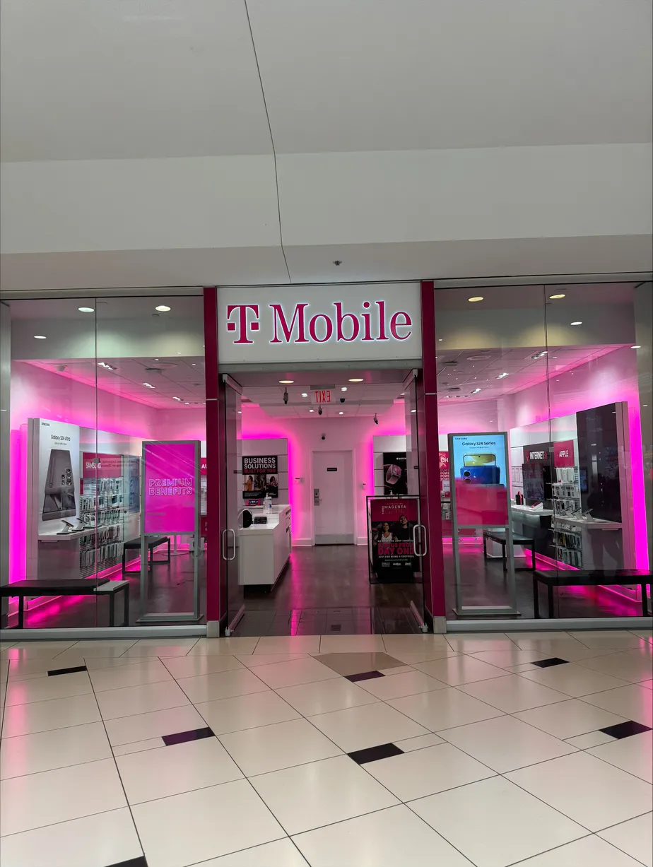 Foto del exterior de la tienda T-Mobile en Twelve Oaks Mall, Novi, MI