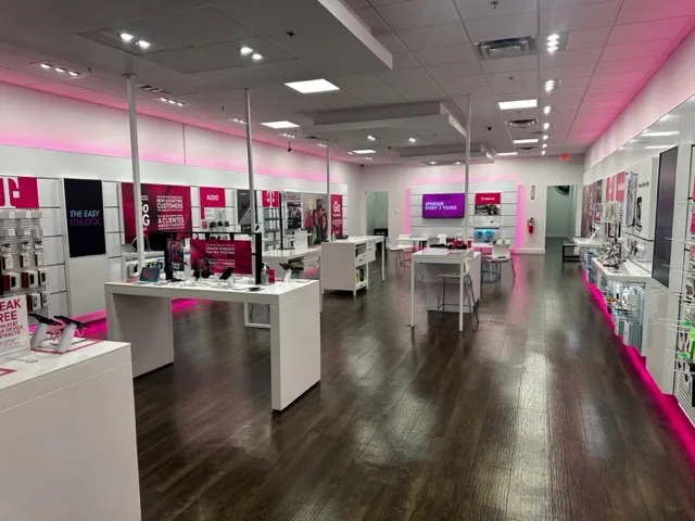 Foto del interior de la tienda T-Mobile en Whittier & Painter, Whittier, CA