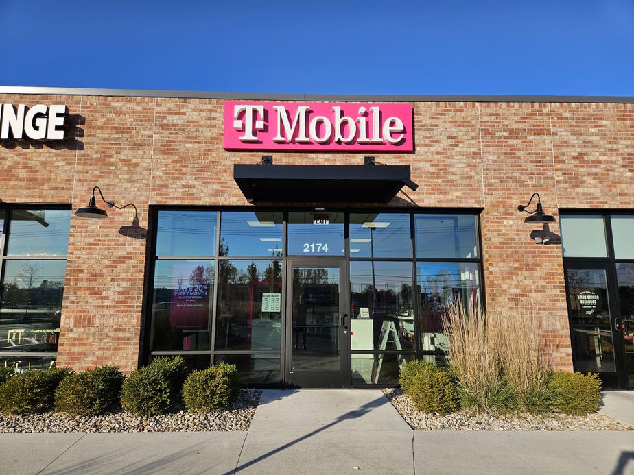 Exterior photo of T-Mobile Store at Morton & Simon, Franklin, IN