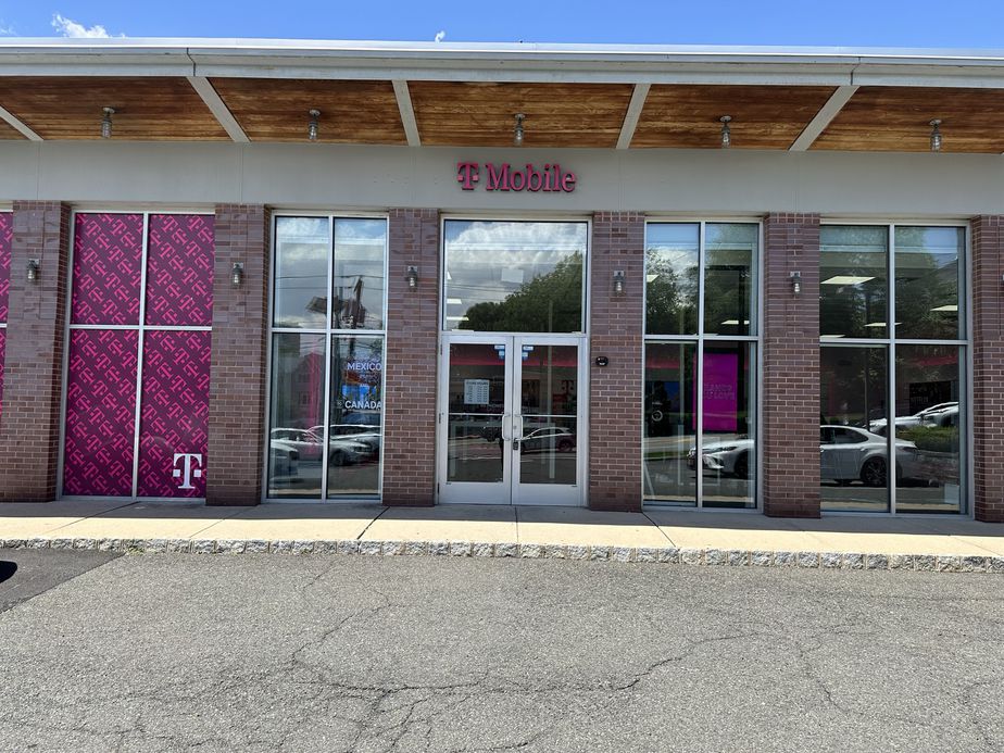Exterior photo of T-Mobile Store at Fort Lee at Fletcher Ave, Ft. Lee, NJ