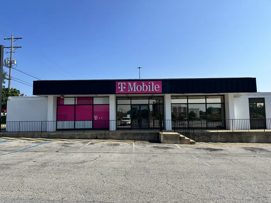 Exterior photo of T-Mobile Store at Concord Mall, Wilmington, DE