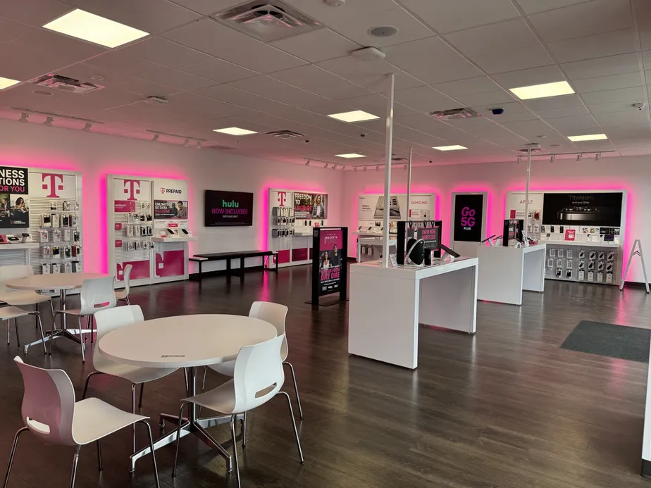 Foto del interior de la tienda T-Mobile en Cooper & Simmons, Henderson, NC