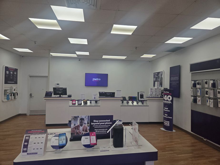 Metro by T-Mobile 870 N Lake St - 870 N Lake St 