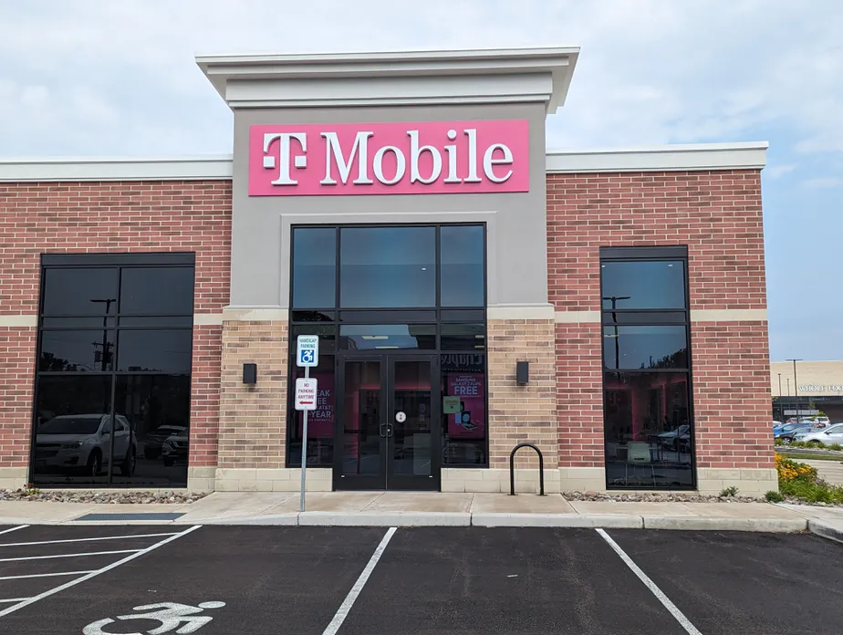 Foto del exterior de la tienda T-Mobile en Monroe & Clover, Rochester, NY