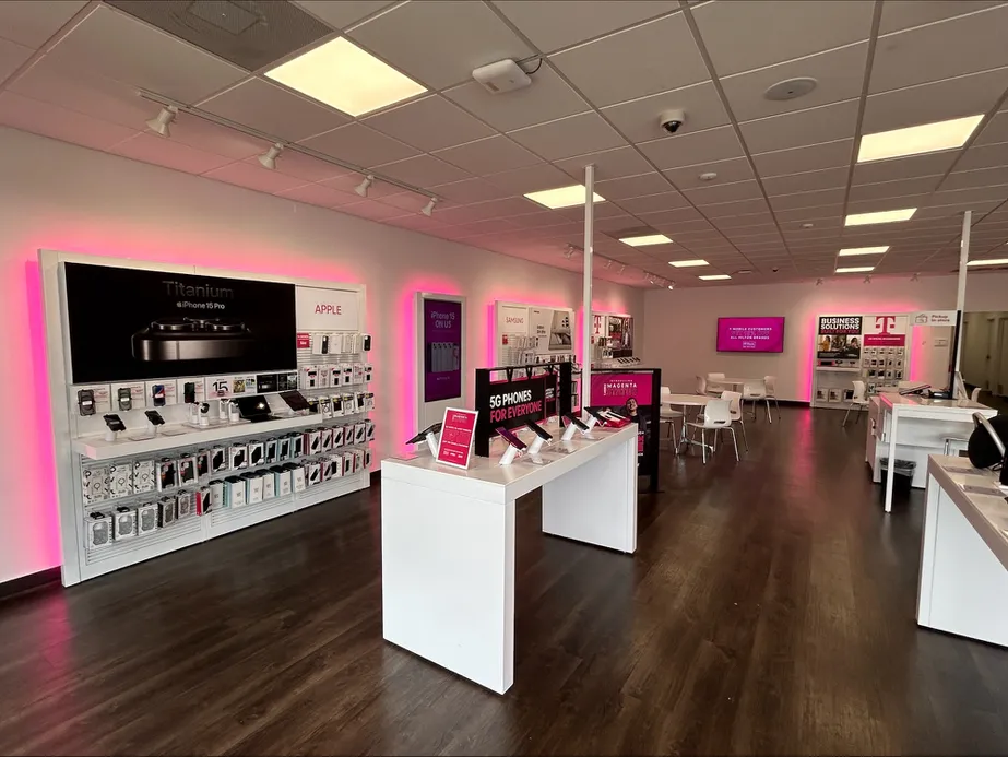 Foto del interior de la tienda T-Mobile en Saint James Ave & Davenport St, Goose Creek, SC
