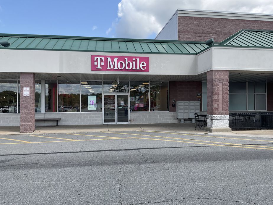 Exterior photo of T-Mobile Store at Cape Horn Rd & Windsor Way, Red Lion, PA