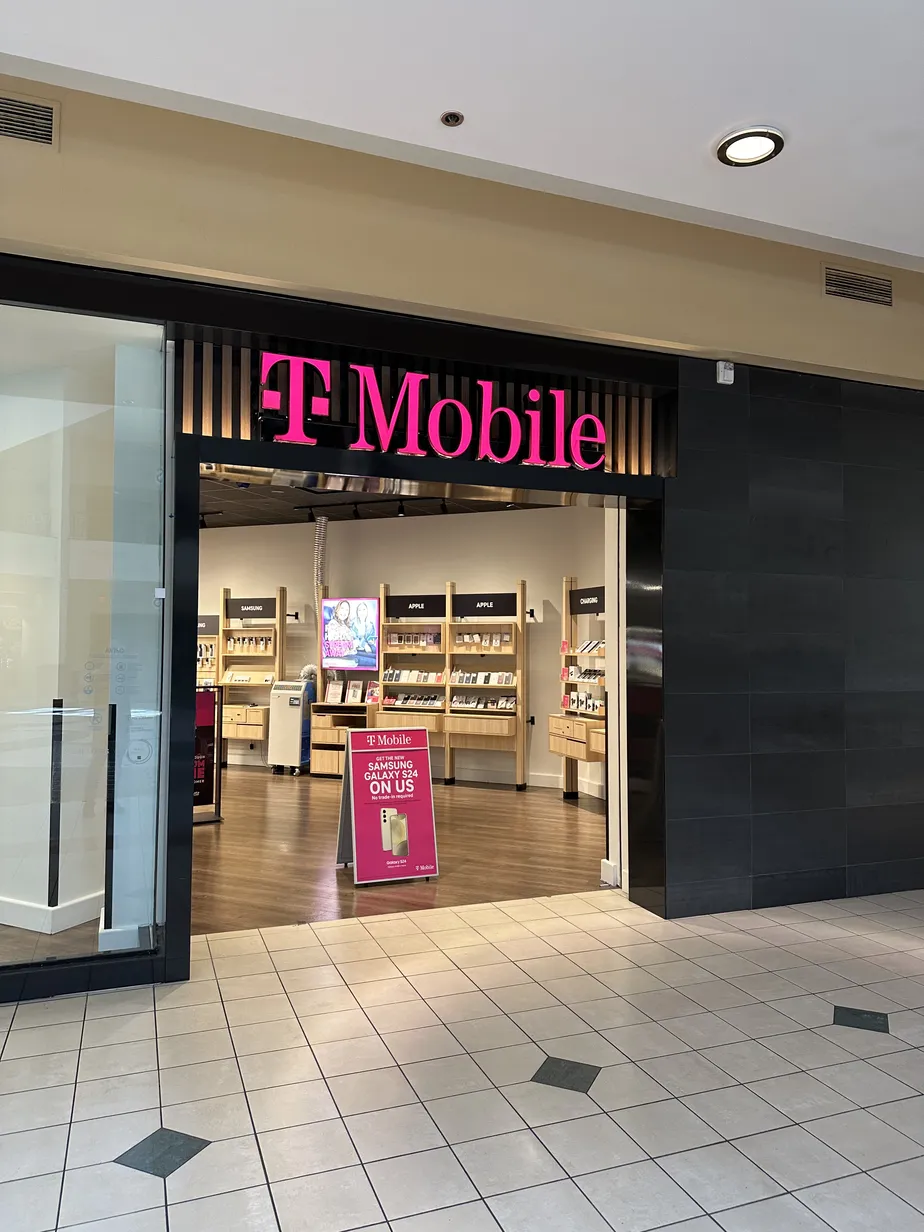  Exterior photo of T-Mobile Store at Willow Grove Park, Willow Grove, PA 