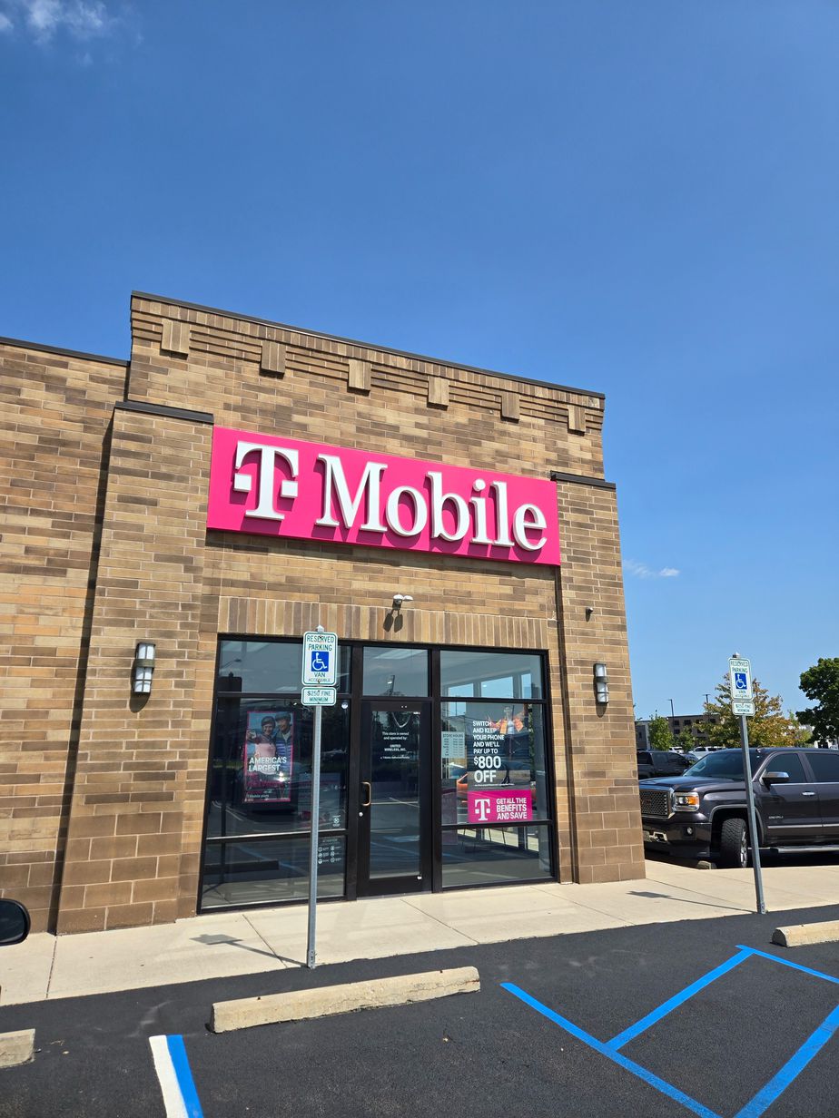 Exterior photo of T-Mobile Store at Fremont Pike, Perrysburg, OH