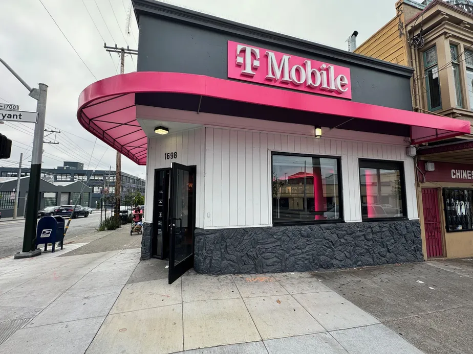 Foto del exterior de la tienda T-Mobile en Bryant & 16th, San Francisco, CA