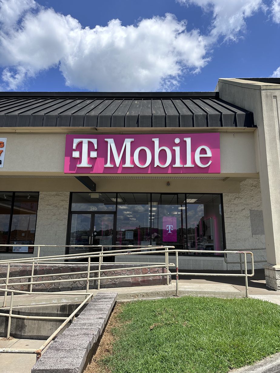 Exterior photo of T-Mobile Store at Commerce - Banks Crossing, Commerce, GA