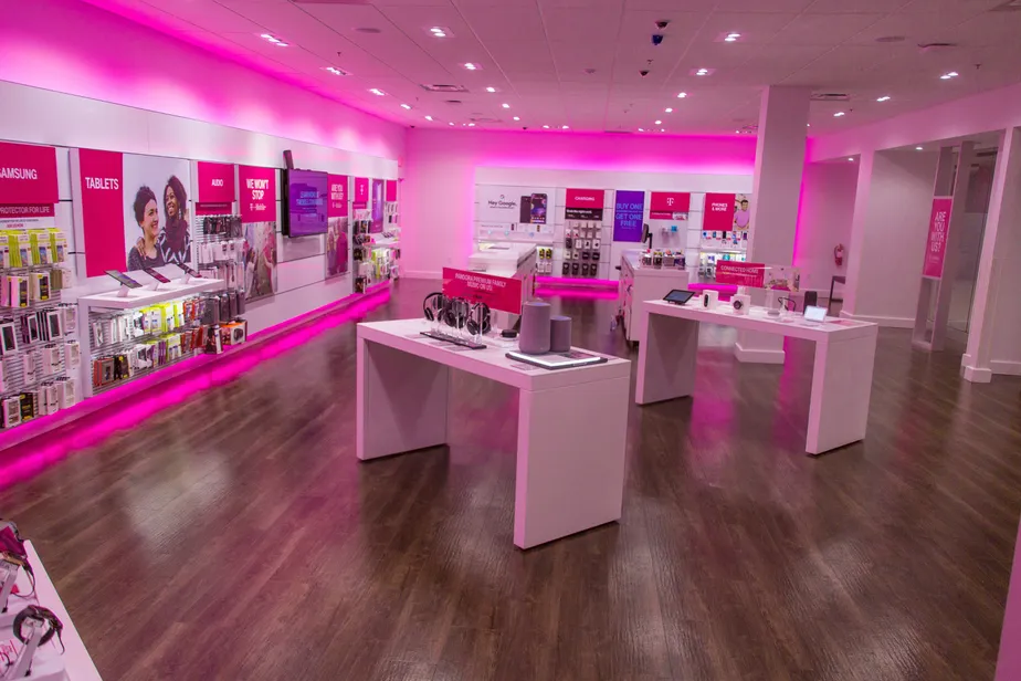 Foto del interior de la tienda T-Mobile en Macarthur Center 1, Norfolk, VA