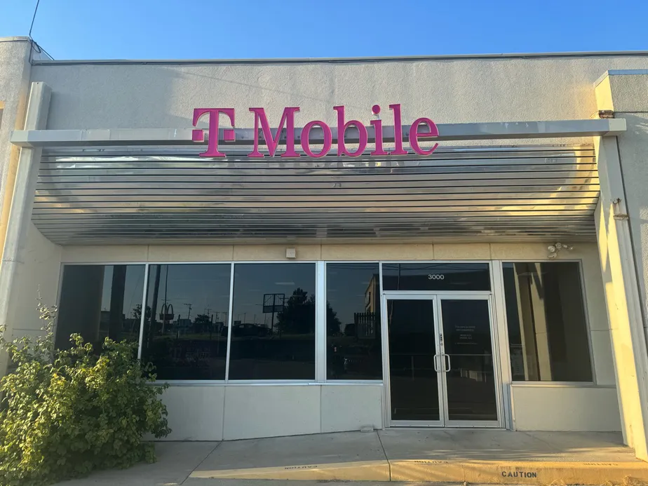  Exterior photo of T-Mobile Store at SW Topeka Blvd & SW 30th St, Topeka, KS 