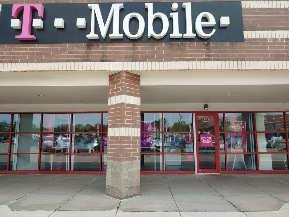 Exterior photo of T-Mobile store at Ne Englewood & N Oak Trafficway, Kansas City, MO