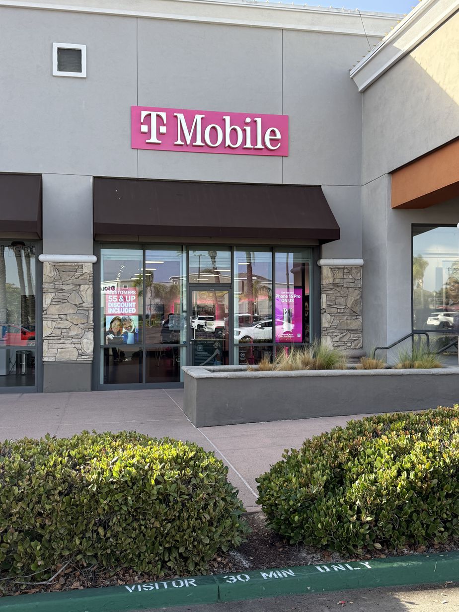 Exterior photo of T-Mobile Store at Carmel Mountain Plaza, San Diego, CA